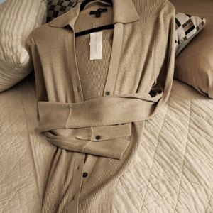 BANANA REPUBLIC BUTTON DOWN CARDIGAN NEVER WORN TAGS ATTACHED. 2022 COLLECTION.